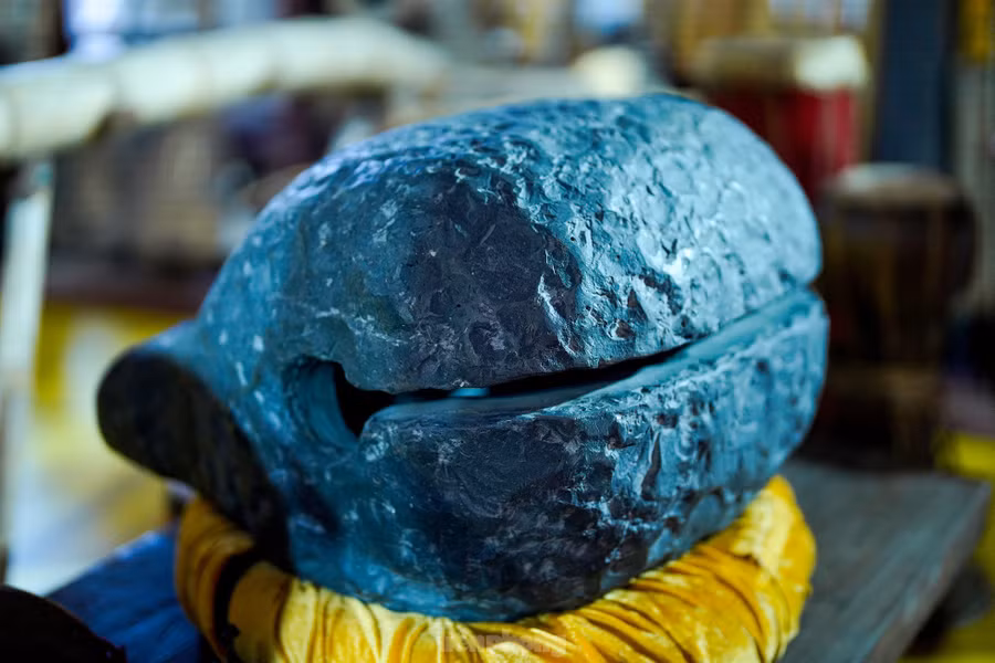 Lạ mắt với chiếc mõ bằng đá. Tuy được chế tác bằng đá nhưng vẫn giữ được "chất" của tiếng mõ nơi tôn nghiêm.