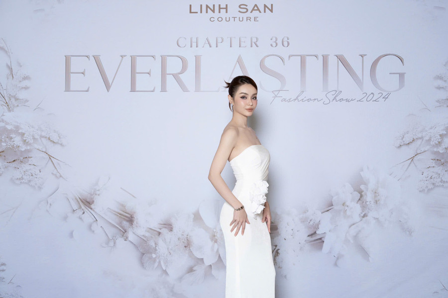 MLee chọn chiếc váy cúp ngực tông trắng, phom bó sát tôn lên vóc dáng thanh mảnh của mình