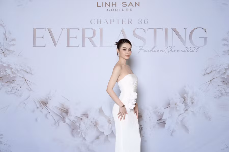 MLee chọn chiếc váy cúp ngực tông trắng, phom bó sát tôn lên vóc dáng thanh mảnh của mình