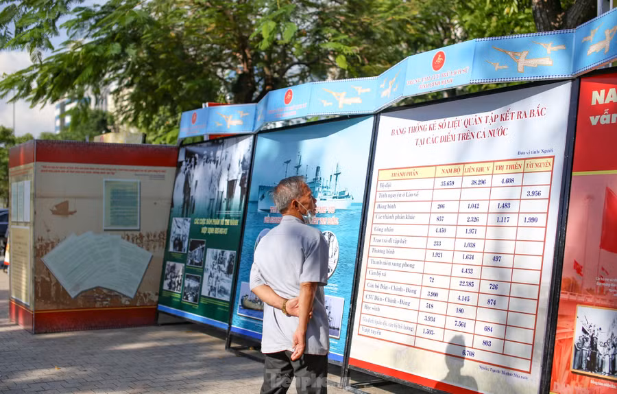 Bảng thống kê số liệu người tập kết ra Bắc tại các điểm trên cả nước tại buổi trưng bày. Ảnh: Trương Định