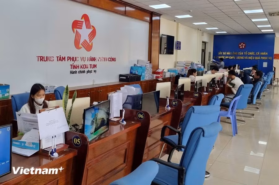 Việc đưa công việc tiếp nhận và trả hồ sơ của các đơn vị tập trung về Trung tâm dịch vụ hành chính công giúp Kon Tum tinh giản biên chế. (Ảnh: Dư Toán/TTXVN)