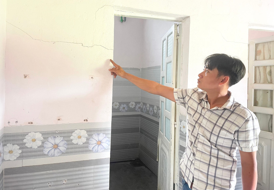 Nhà tắm của gia đình anh Nguyễn Thanh Trường xuất hiện vết nứt sau khi gia đình hàng xóm khoan giếng. Ảnh: V.N nha-tam-cua-gia-dinh-anh-truong-nut-dai-sau-khi-nha-chi-trang-khoan-gieng-anh-van-ngoc.jpg