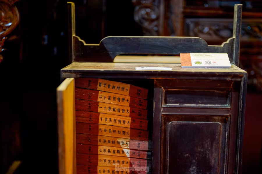 Một chiếc tủ đựng kinh kệ.