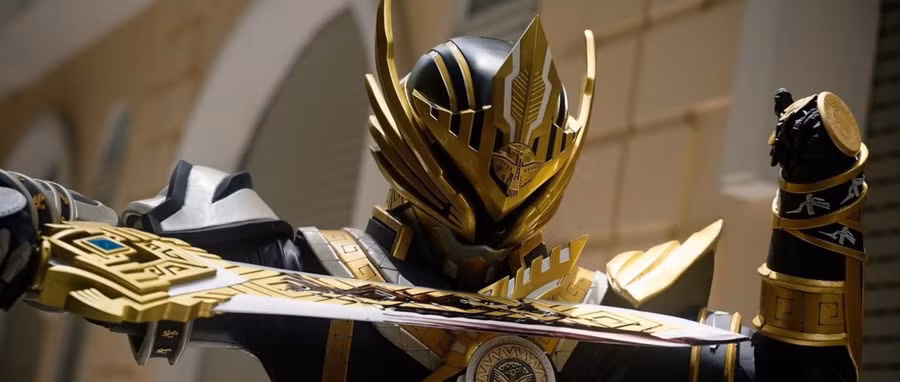 Tạo hình chiến binh giáp vàng trong Chiến thần Lạc Hồng.