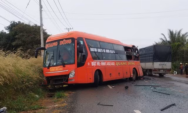 Xe khách nằm chắn ngang đường