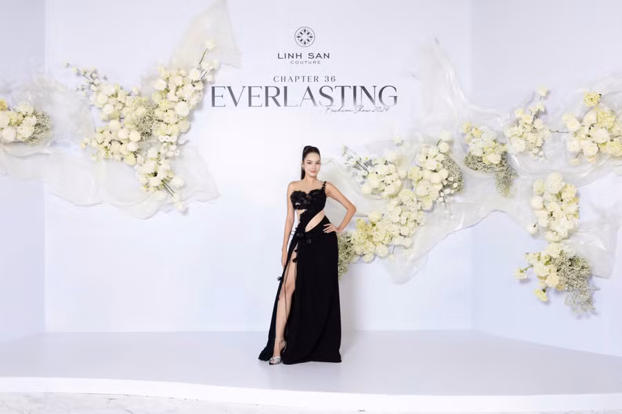 Lê Hoàng Phương chuộng những thiết kế cắt xẻ, khoe triệt để đường cong tại sự kiện. Sau khi kết thúc nhiệm kỳ, nàng hậu tất bật với vai trò huấn luyện viên ở một số cuộc thi