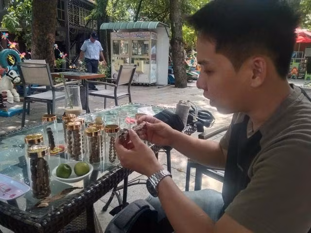 Một người kinh doanh trầm khi mới vào nghề cũng từng mất tiền oan vì mua phải trầm kém chất lượng hoặc hàng giả