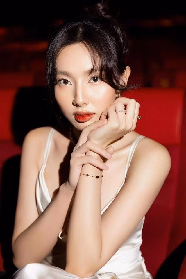 Phía Thùy Tiên nói ở hiện tại, cô không ký kết hợp tác cho viện thẩm mỹ hay spa nào