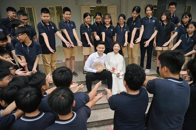 Với đôi bạn trẻ, trường học là nơi chứa đựng sự chân thành và có ý nghĩa sâu sắc Với đôi bạn trẻ, trường học là nơi chứa đựng sự chân thành và có ý nghĩa sâu sắc