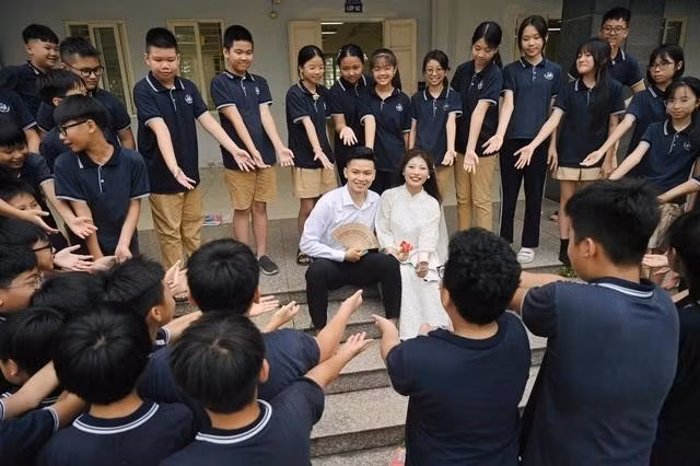 Với đôi bạn trẻ, trường học là nơi chứa đựng sự chân thành và có ý nghĩa sâu sắc