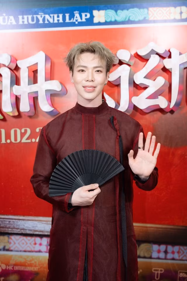 Nam ca sĩ Erik đến sự kiện