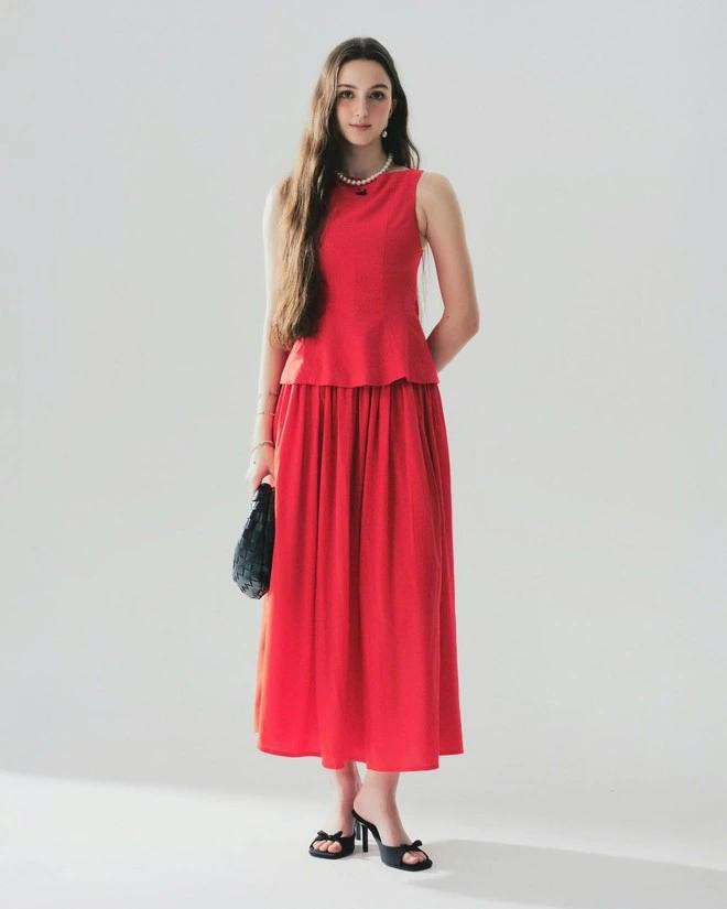 Nhẹ nhàng, thướt tha với bản phối váy midi và áo peplum màu đỏ rực hoàn hảo cho những chuyến du lịch biển hoặc hẹn hò; hoặc diện set đồ tươi tắn và khỏe khoắn với áo sơ mi sọc đỏ và quần baggy jeans xanh