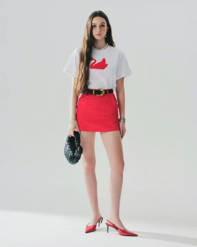 Chân váy linen ngắn và áo phông trắng họa tiết chim thiên nga đỏ; chân váy dài màu xanh navy và áo phông đỏ là những lựa chọn nhẹ nhàng cho chuyến dạo phố hay du lịch trong kỳ nghỉ lễ