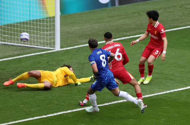 Enzo Fernandez đánh bại hàng thủ Liverpool chỉ sau 2 phút 47 giây Enzo Fernandez đánh bại hàng thủ Liverpool chỉ sau 2 phút 47 giây