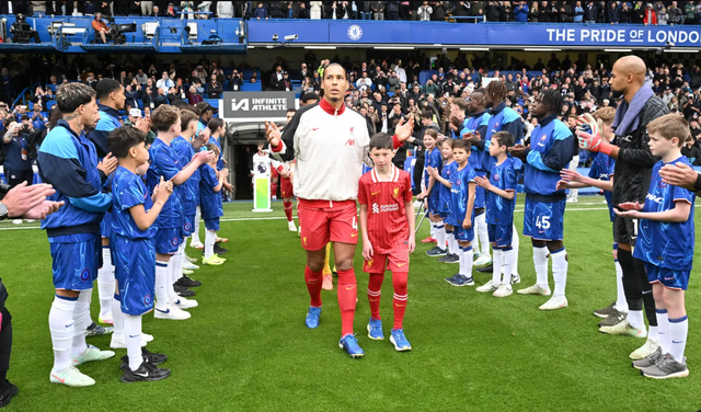 Dàn chào Liverpool vỗ tay đón Liverpool tiến vào sân Stamford Bridge Dàn chào Liverpool vỗ tay đón Liverpool tiến vào sân Stamford Bridge