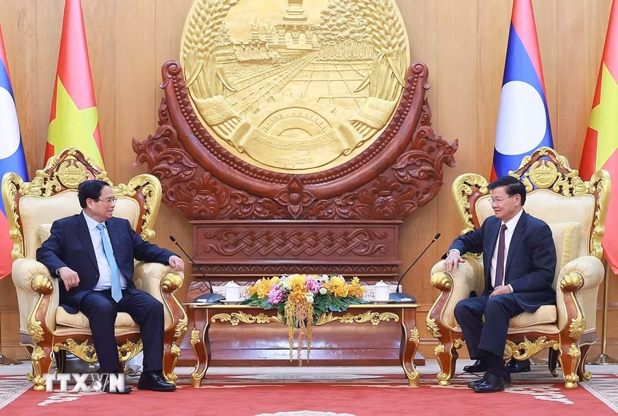 Thủ tướng Phạm Minh Chính hội kiến Tổng Bí thư, Chủ tịch nước Lào Thongloun Sisoulith. (Ảnh: Dương Giang/TTXVN)
