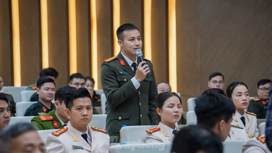 Thiếu tá Trương Quốc Việt - Học viện An ninh nhân dân đặt câu hỏi tại buổi đối thoại.