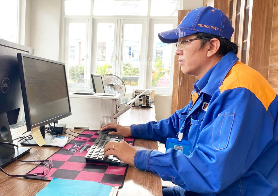 Công ty TNHH một thành viên Xăng dầu Bắc Tây Nguyên là doanh nghiệp nằm trong tốp đầu thực hiện nghĩa vụ thuế trên địa bàn tỉnh. Ảnh: S.C cong-ty-tnhh-mtv-xang-dau-bac-tay-nguyen-tien-phong-chuyen-doi-so-minh-bach-chuyen-nghiep-trong-hoat-dong-kinh-doanh-xang-dau.jpg