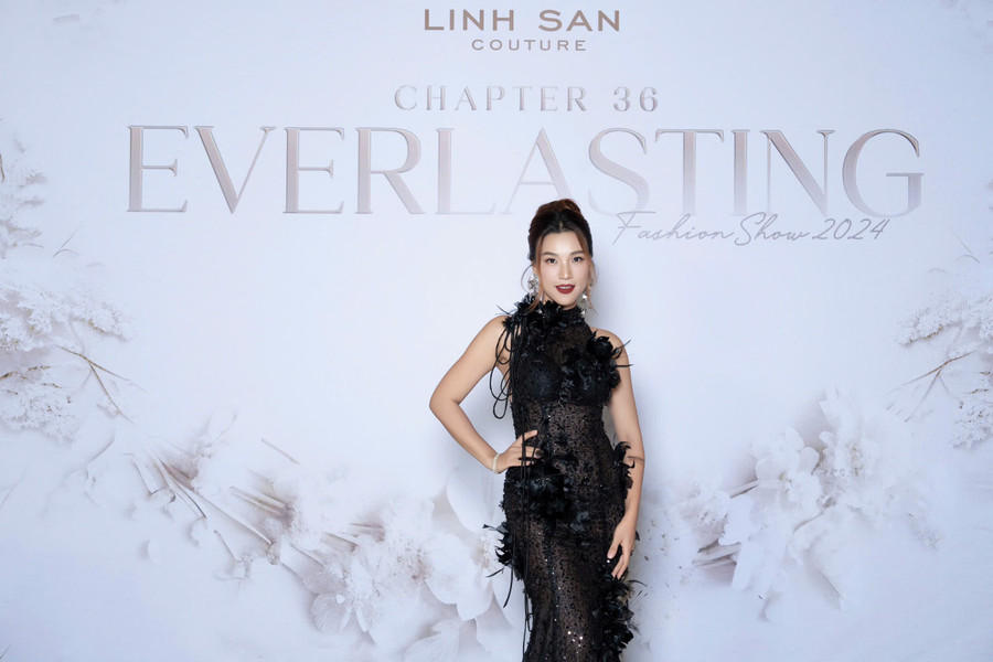 Hoàng Oanh toát lên vẻ sang trọng, quyền lực nhờ chiếc váy đuôi cá tông màu đen. Nhan sắc của bà mẹ một con khiến nhiều người xuýt xoa