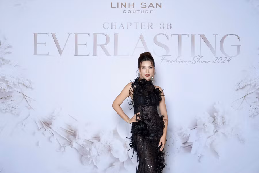 Hoàng Oanh toát lên vẻ sang trọng, quyền lực nhờ chiếc váy đuôi cá tông màu đen. Nhan sắc của bà mẹ một con khiến nhiều người xuýt xoa