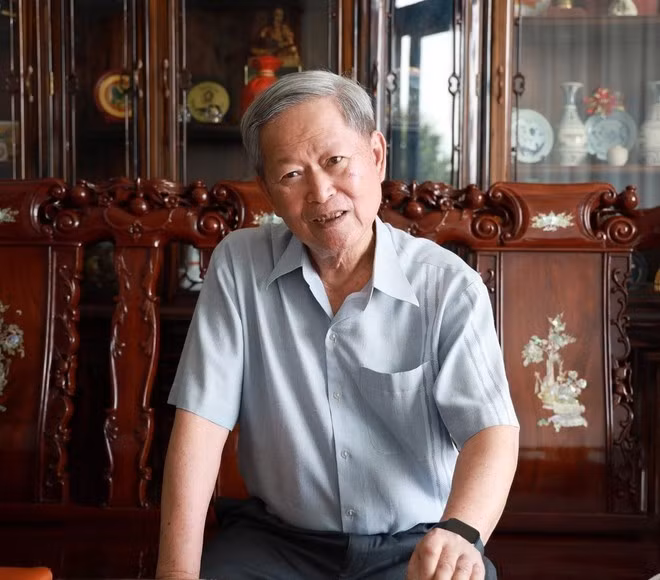 Ông Nguyễn Thành Quang, nguyên Bí thư Tỉnh ủy Phú Yên, kể lại chuyện bắt Tướng Ngụy quyền Sài Gòn Trần Văn Cẩm thừa nhận bại trận. (Ảnh: Xuân Triệu/TTXVN)