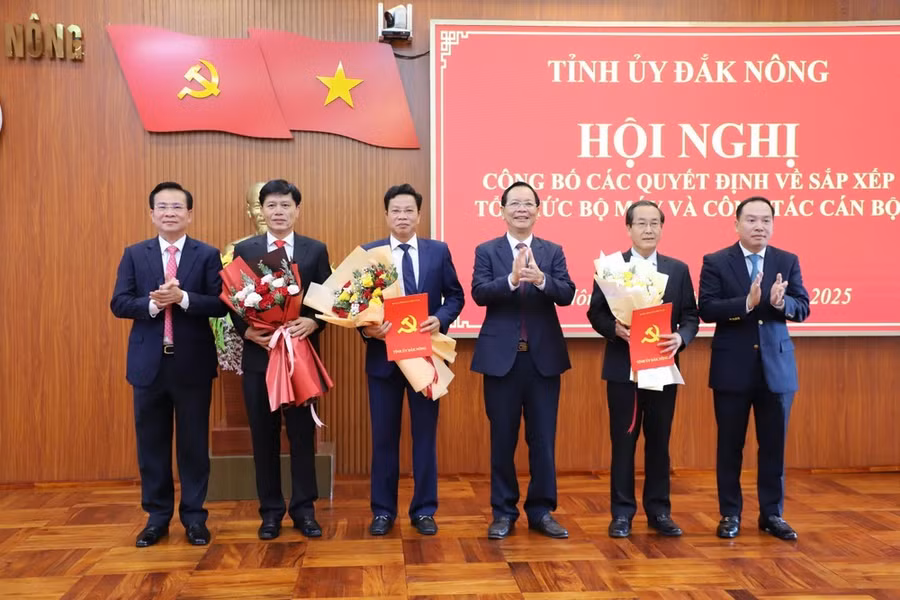 Thường trực Tỉnh ủy trao quyết định và tặng hoa chúc mừng Đảng bộ Các cơ quan Đảng tỉnh Đắk Nông. Ảnh: AX