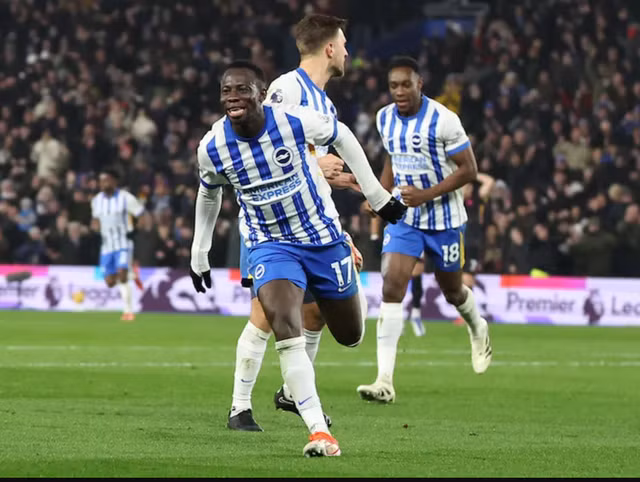 Yankuba Minteh lập cú đúp cho Brighton