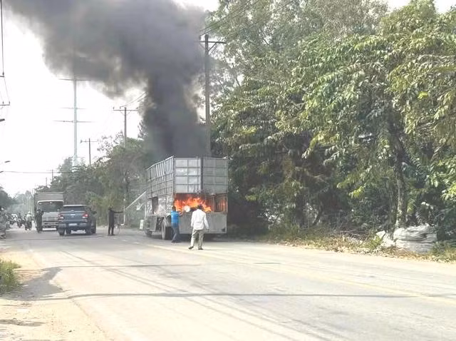 Hiện trường vụ cháy xe tải