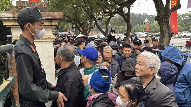 Dù thời tiết Phú Thọ rất lạnh, nhưng nhiều CĐV vẫn có mặt từ sớm để xếp hàng và sở hữu tấm vé