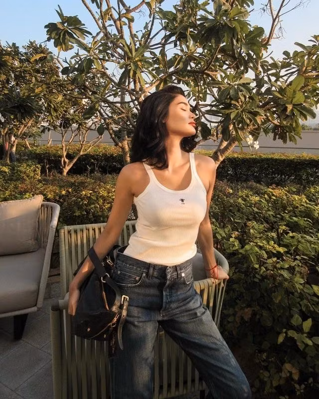 Áo tank top/ áo phông màu trắng kết hợp quần jeans xanh là một chuẩn mực thời trang đường phố trong mùa nắng. Không chỉ thoáng mát và dễ chịu, bản phối này còn giúp khoe trọn nét đẹp tươi trẻ, quyến rũ của quý cô và phù hợp với xu hướng thời trang
