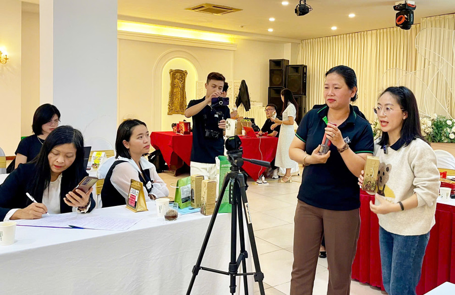 Các doanh nghiệp, hợp tác xã bắt đầu tiếp cận với việc livestream giới thiệu sản phẩm trên các nền tảng TMĐT. Ảnh: V.T 1-246.jpg