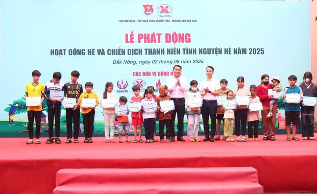 Các em học sinh được nhận học bổng. Các em học sinh được nhận học bổng.