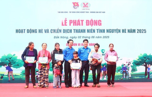 Chương trình tình nguyện hè năm 2025 hướng đến hỗ trợ bà con vùng sâu, khó khăn. Chương trình tình nguyện hè năm 2025 hướng đến hỗ trợ bà con vùng sâu, khó khăn.
