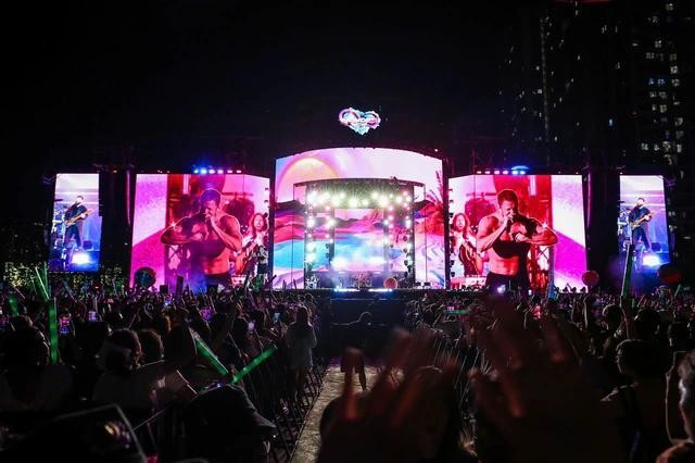 Bộ ba tiếp tục khẳng định khả năng trình diễn live qua loạt bản hit đình đám: Bones, Take Me to the Beach, Bad Liar, Whatever It Takes, Radioactive, Natural, Sharks, Enemy… Ở mỗi phần điệp khúc, không gian trở nên cuồng nhiệt với phần góp giọng nhiệt tình từ đám đông người hâm mộ