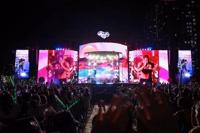 Bộ ba tiếp tục khẳng định khả năng trình diễn live qua loạt bản hit đình đám: Bones, Take Me to the Beach, Bad Liar, Whatever It Takes, Radioactive, Natural, Sharks, Enemy… Ở mỗi phần điệp khúc, không gian trở nên cuồng nhiệt với phần góp giọng nhiệt tình từ đám đông người hâm mộ