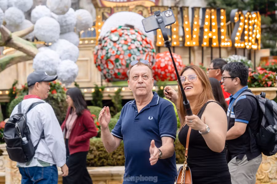 Du khách đến Đà Nẵng nườm nượp, khuấy động các điểm vui chơi ở thành phố. Từ đầu năm đến nay, các cơ sở lưu trú tại Đà Nẵng phục vụ hơn 10 triệu lượt khách, tăng gần 33% so với cùng kỳ năm ngoái, riêng khách quốc tế chiếm hơn 3,7 triệu lượt. Còn một tuần nữa, Đà Nẵng sẽ có lễ hội Đón giáng sinh - Chào năm mới 2025 diễn ra ở không gian công cộng ngay trung tâm thành phố. Chương trình kéo dài 20 ngày với nhiều sự kiện, sản phẩm mới lạ. Ông Cao Trí Dũng - Chủ tịch Hiệp hội du lịch - kỳ vọng lượng du khách sẽ còn tăng nữa nhờ lễ hội này.