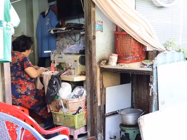 Bà Hoàng sống cùng mẹ trong một căn nhà chưa đầy 7 m²