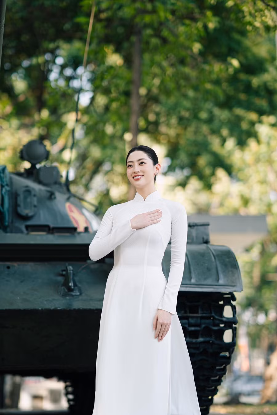 "Nếu tự hào có màu sắc. Thì đó chính là màu cờ đỏ sao vàng”, Lương Thùy Linh chia sẻ.