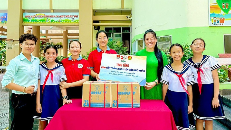 Trao quà đến học sinh tại quận 4, TPHCM nhân dịp Quốc tế Thiếu nhi 1-6 Trao quà đến học sinh tại quận 4, TPHCM nhân dịp Quốc tế Thiếu nhi 1-6