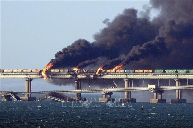 Khói bốc lên ngùn ngụt từ hiện trường vụ nổ trên cầu Kerch - cây cầu nối với bán đảo Crimea ngày 8/10/2022. Ảnh minh hoạ: AFP/TTXVN Khói bốc lên ngùn ngụt từ hiện trường vụ nổ trên cầu Kerch - cây cầu nối với bán đảo Crimea ngày 8/10/2022. Ảnh minh hoạ: AFP/TTXVN