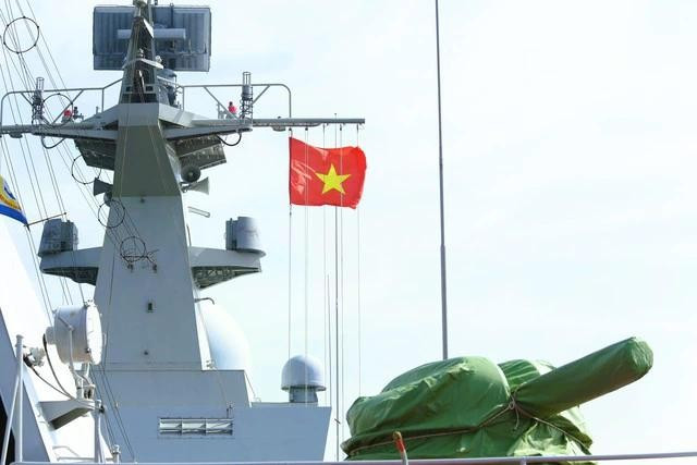 Cờ Tổ quốc trên tàu