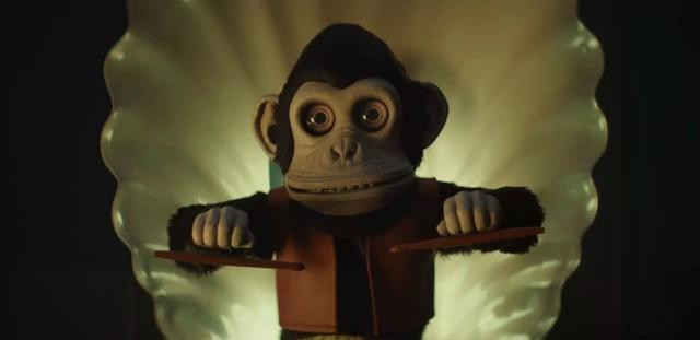 Đạo diễn Osgood Perkins năm rồi gây ấn tượng với phim kinh dị Longlegs, năm nay tái xuất với phim The Monkey, chuyển thể từ truyện ngắn cùng tên của &quot;ông hoàng viết truyện kinh dị&quot; Stephen King. Truyện kể về 2 anh em sinh đôi tìm thấy một bộ đồ chơi cũ của bố, trong đó có con khỉ vui nhộn. Sau đó, hàng loạt cái chết ập xuống gia đình này từ khi món đồ chơi xuất hiện. Phim dự kiến ra rạp ngày 19.2