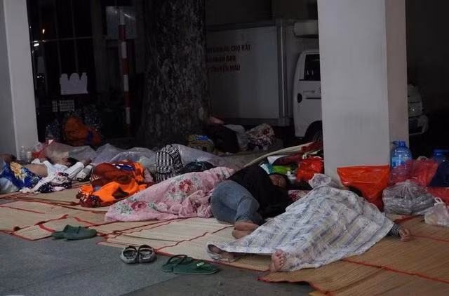 Nhiều người ngủ tạm bợ ở Bệnh viện Chợ Rẫy