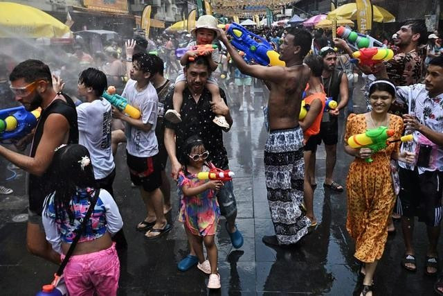 Người dân trong lễ hội Songkran ở Bangkok hồi tháng 4 Người dân trong lễ hội Songkran ở Bangkok hồi tháng 4