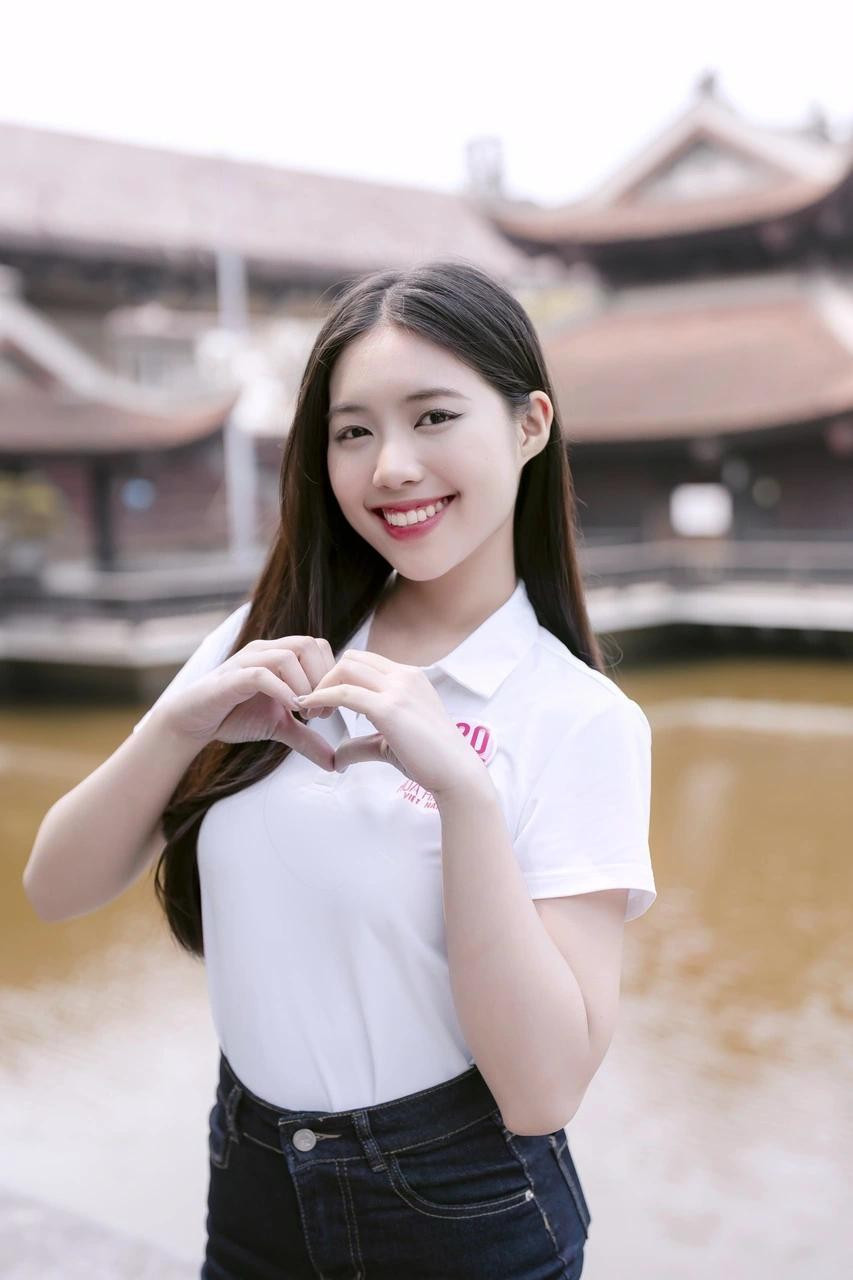 Tham gia Hoa hậu Việt Nam, Châu Anh xem đây là cơ hội để khẳng định bản thân, không chỉ qua vẻ đẹp hình thể, mà còn qua trí tuệ, bản lĩnh và lòng nhân ái. &quot;Tôi mong muốn truyền tải những giá trị sâu sắc của người phụ nữ, là người luôn giữ gìn bản sắc văn hóa dân tộc, nhưng cũng mở rộng tầm nhìn, chủ động vươn ra thế giới&quot;, cô chia sẻ