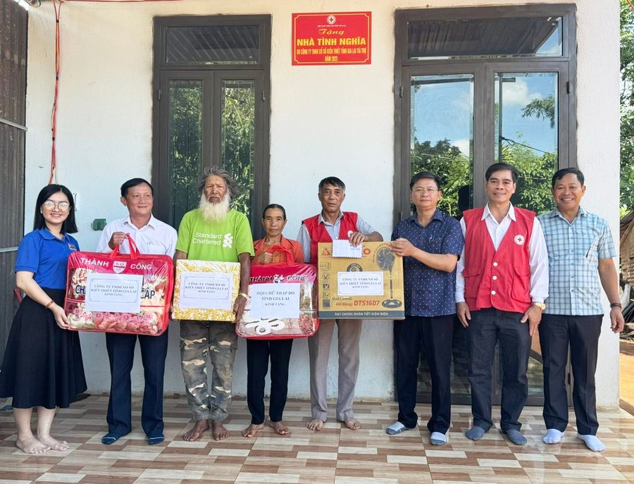 Hội Chữ thập đỏ tỉnh và Công ty TNHH một thành viên Xổ số kiến thiết Gia Lai bàn giao nhà tình nghĩa cho gia đình ông Siu Bom (thứ 3 từ trái sang, làng Alroh, xã Ia Pết, huyện Đak Đoa). Ảnh: H.N 1-6072.jpg