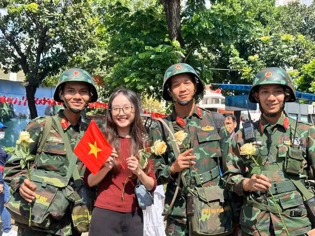 Các chiến sĩ nhận hoa hồng do Ánh Ngọc tặng