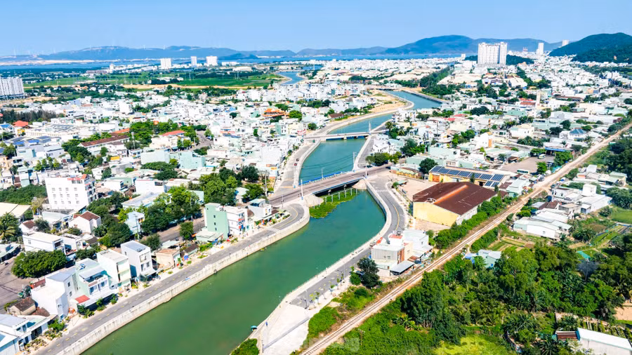 Từ một dòng sông chết, ô nhiễm, sông Dinh trở nên thông thoáng, xanh mát. Ảnh: Dũng Nhân