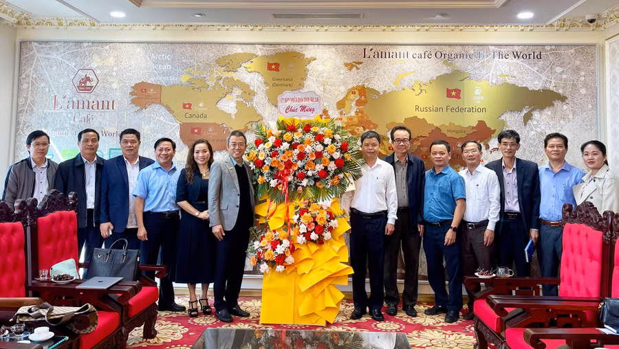 lanh-dao-ubnd-tinh-tang-hoa-chuc-mung-cong-ty-tnhh-vinh-hiep-co-san-pham-lamant-cafe-dat-thuong-hieu-quoc-gia-nam-2024-anh-vt.jpg