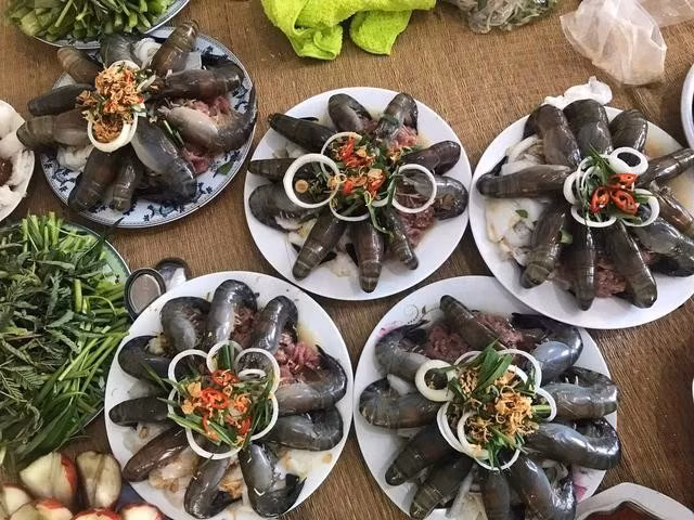 Cá tôm tự nhiên ở cồn rất nhiều, nên trong thực đơn của đám giỗ bên cồn thường sẽ có những loại cá tôm được bài trí rất bắt mắt
